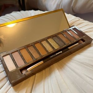 naked honey palette, includes brush.